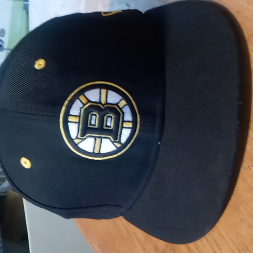 Bruins hat - Picture 9 of 10